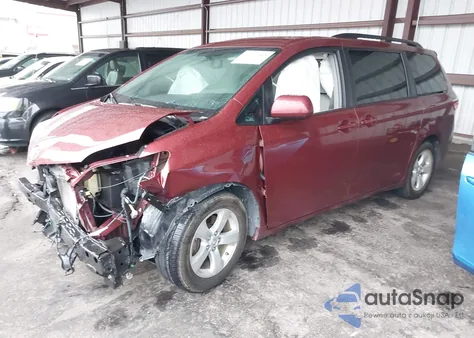 2016 Toyota Sienna Le z USA, uszkodzony, nr VIN 5TDKK3DC0GS760526